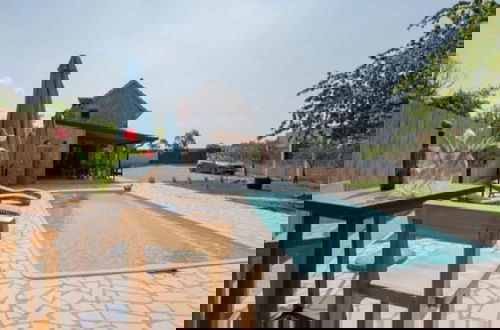 Photo 11 - Adorable Holiday Home With Swimming Pool