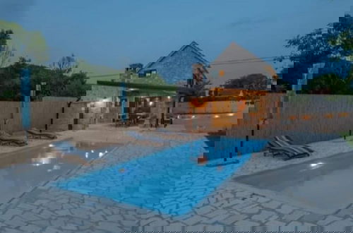 Photo 21 - Adorable Holiday Home With Swimming Pool