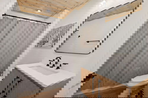 Foto 23 - Brand New Private Pool Theater Game Room