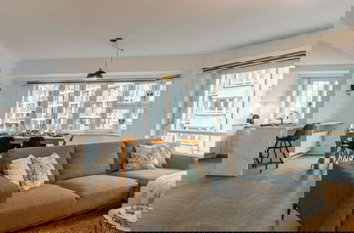 Foto 2 - Centrally Located Modern Apartment With Parking