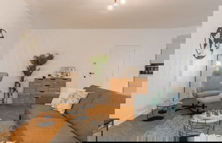 Foto 1 - Centrally Located Modern Apartment With Parking