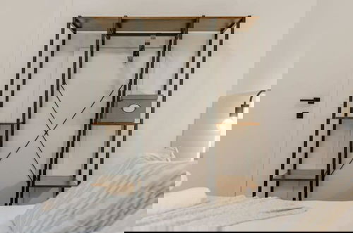 Foto 22 - Centrally Located Modern Apartment With Parking