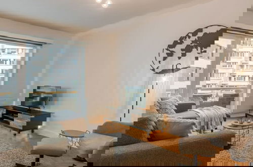 Foto 8 - Centrally Located Modern Apartment With Parking