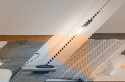 Foto 20 - Centrally Located Modern Apartment With Parking