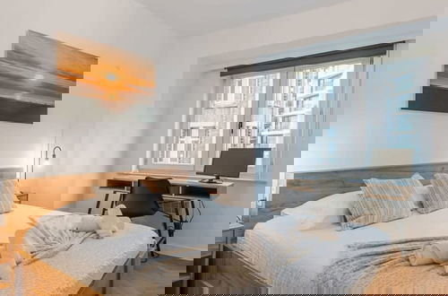 Foto 19 - Centrally Located Modern Apartment With Parking