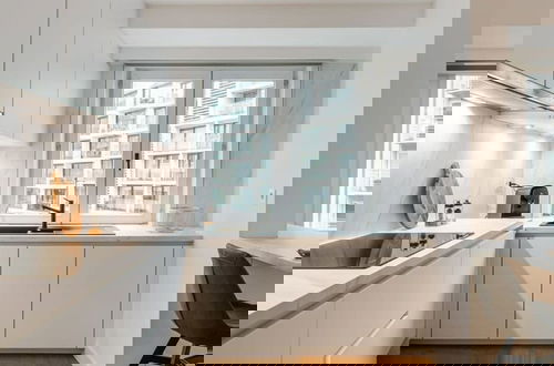 Foto 12 - Centrally Located Modern Apartment With Parking