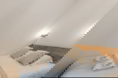 Foto 23 - Centrally Located Modern Apartment With Parking