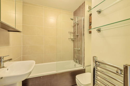 Photo 6 - Homely 1-bed Apartment in Vibrant Zone 3 London