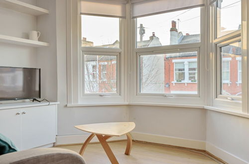 Photo 11 - Homely 1-bed Apartment in Vibrant Zone 3 London