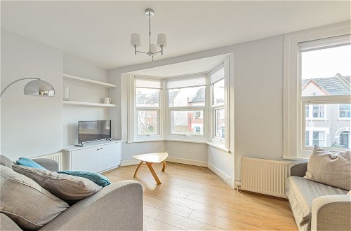 Photo 1 - Homely 1-bed Apartment in Vibrant Zone 3 London