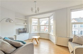 Photo 1 - Homely 1-bed Apartment in Vibrant Zone 3 London
