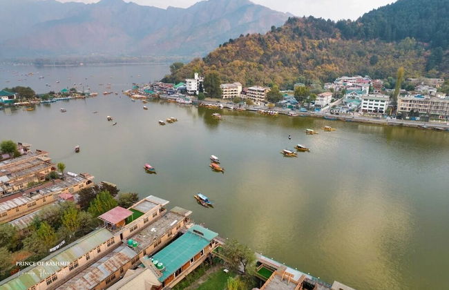 Prince of Kashmir Luxury Houseboat - Photo 17