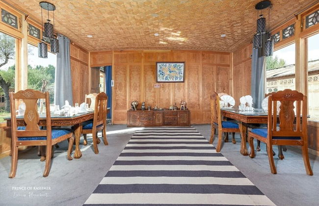 Prince of Kashmir Luxury Houseboat - Photo 11
