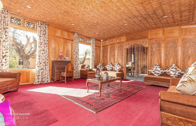 Prince of Kashmir Luxury Houseboat - Photo 3