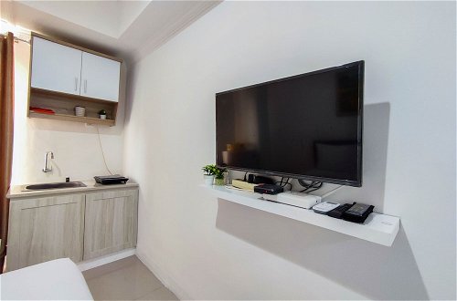 Photo 6 - Comfort And Well Design Studio At Paltrow City Apartment