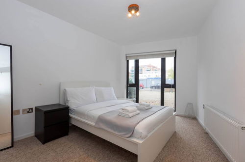 Photo 8 - Radiant 2 Bedroom Apartment in East London