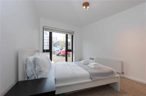 Photo 12 - Radiant 2 Bedroom Apartment in East London