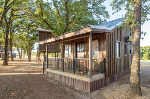 Photo 3 - The Goldfinch Cabin 15 MIN to Magnolia Baylor