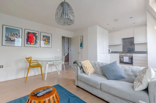 Foto 9 - Bright and Spacious 1 Bedroom Flat in Notting Hill