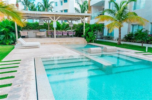 Foto 1 - Affordable Luxury Condo Steps Away From the Beach