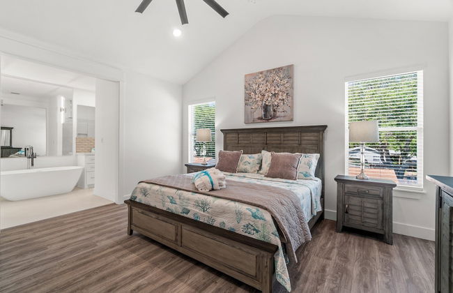 Brand NEW Expansive Coastal Home w/ Custom Furnishings Sleeps 15 - Foto 4