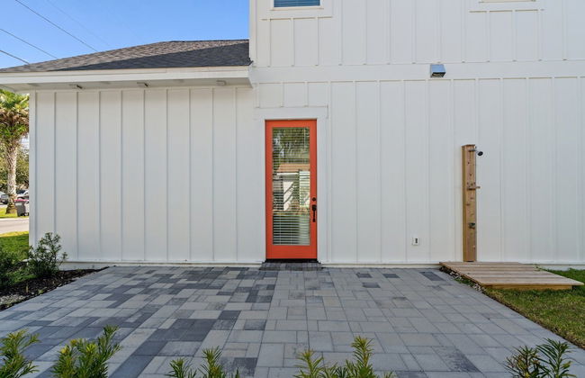 Brand NEW Expansive Coastal Home w/ Custom Furnishings Sleeps 15 - Foto 47