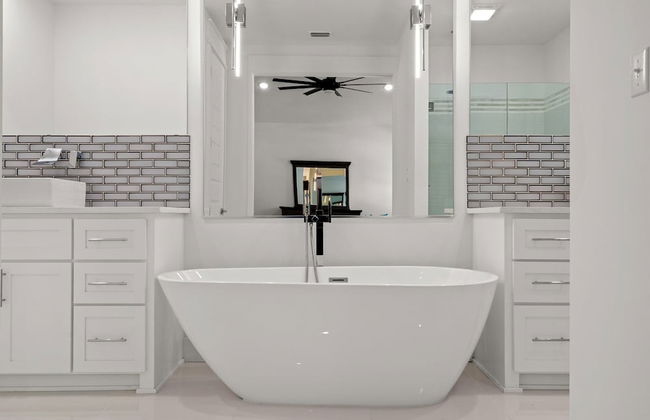 Brand NEW Expansive Coastal Home w/ Custom Furnishings Sleeps 15 - Foto 27