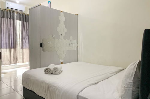 Foto 6 - Simply And Cozy Stay Studio Room At Sentraland Cengkareng Apartment