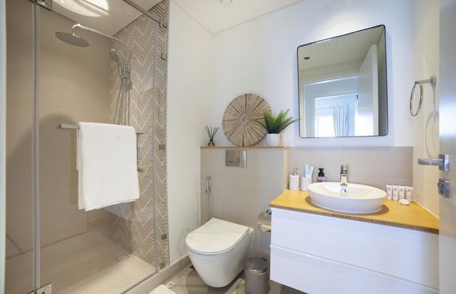 Modern Boho 1BR Sleeps4 Balcony Pool Gym Dxbhills - Photo 17
