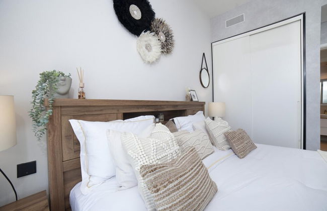 Modern Boho 1BR Sleeps4 Balcony Pool Gym Dxbhills - Photo 6