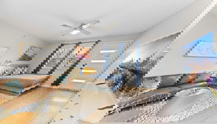 Foto 1 - Stylish Modern Studio Close to Downtown and Domain