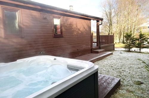 Photo 23 - Stunning 4-bedroom Cabin With Hot Tub in Beattock