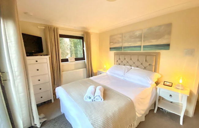 Stunning 4-bedroom Cabin With Hot Tub in Beattock! - Photo 4