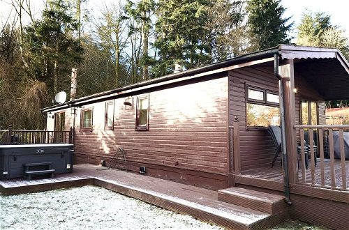 Photo 31 - Stunning 4-bedroom Cabin With Hot Tub in Beattock