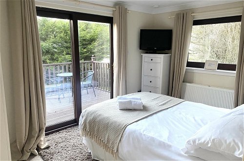 Photo 2 - Stunning 4-bedroom Cabin With Hot Tub in Beattock