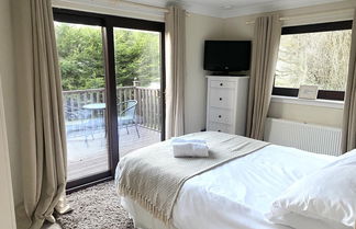 Photo 2 - Stunning 4-bedroom Cabin With Hot Tub in Beattock