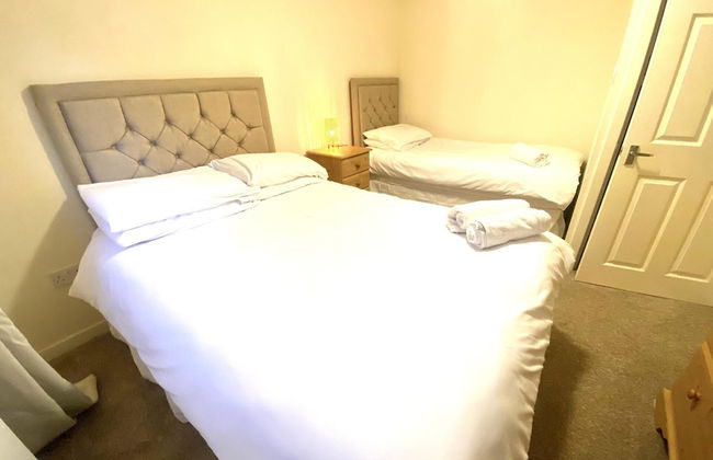 Stunning 4-bedroom Cabin With Hot Tub in Beattock! - Photo 3