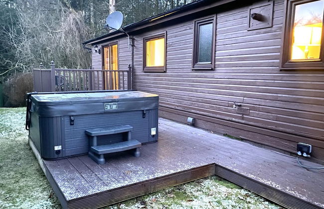 Stunning 4-bedroom Cabin With Hot Tub in Beattock! - Photo 10