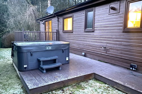 Photo 21 - Stunning 4-bedroom Cabin With Hot Tub in Beattock
