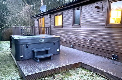 Foto 25 - Stunning 4-bedroom Cabin With Hot Tub in Beattock