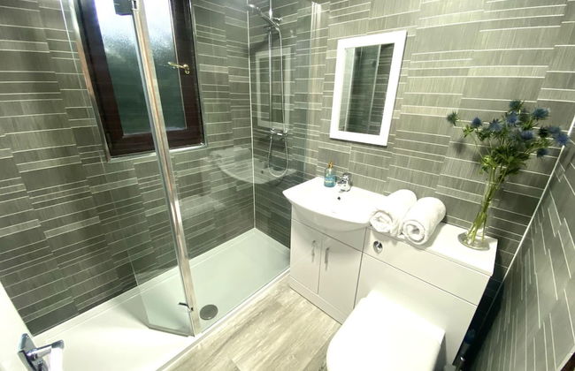 Stunning 4-bedroom Cabin With Hot Tub in Beattock! - Photo 8