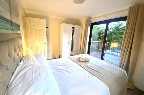 Photo 4 - Stunning 4-bedroom Cabin With Hot Tub in Beattock