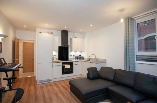 Photo 10 - Modern 1 Bedroom Flat in Bristol City Centre