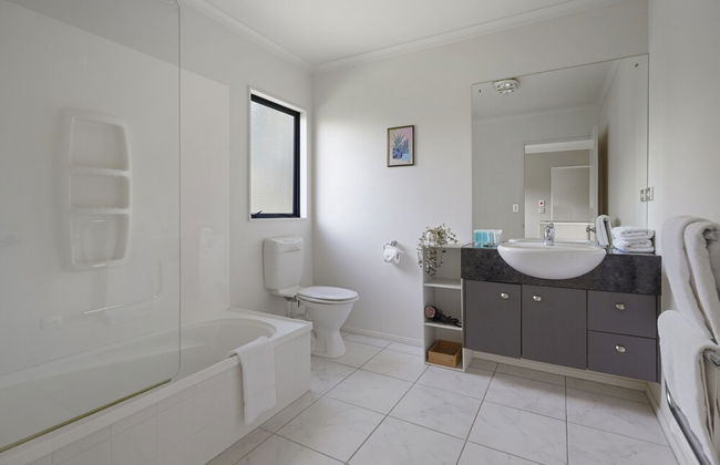 Spacious Family Home -Fully Fenced Yard - Photo 32