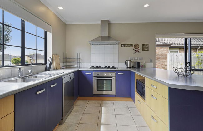 Spacious Family Home -Fully Fenced Yard - Photo 15