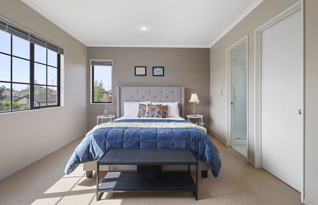 Spacious Family Home -Fully Fenced Yard - Photo 7