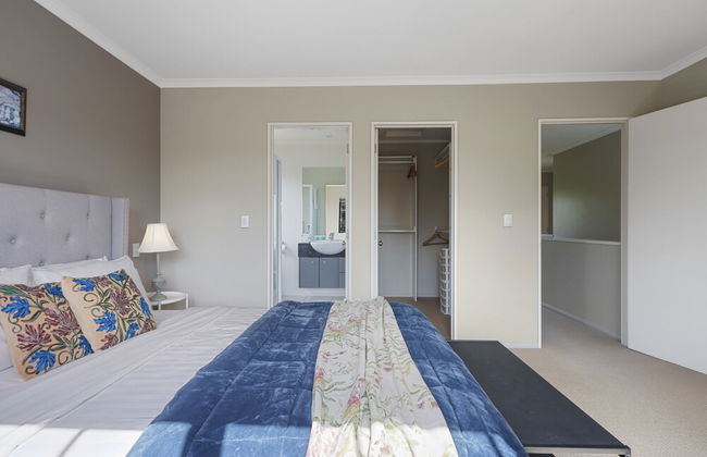 Spacious Family Home -Fully Fenced Yard - Photo 6