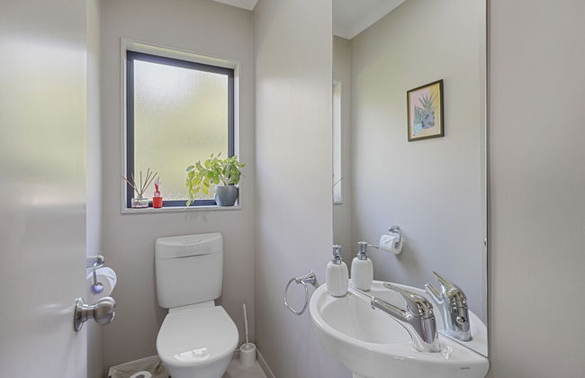 Spacious Family Home -Fully Fenced Yard - Photo 30