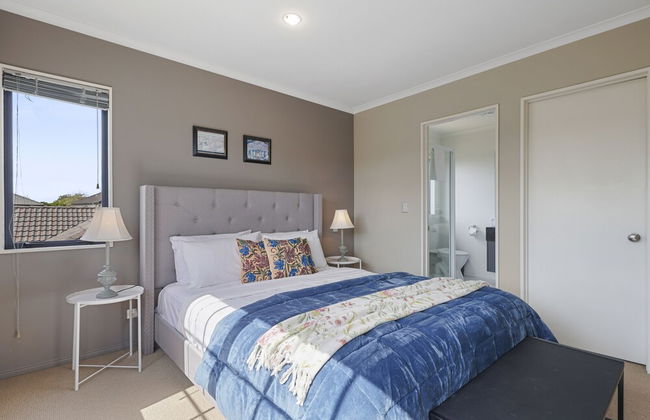 Spacious Family Home -Fully Fenced Yard - Photo 12