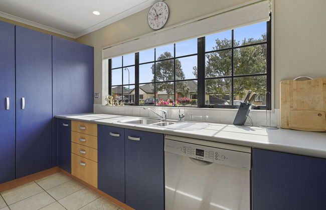 Spacious Family Home -Fully Fenced Yard - Photo 18
